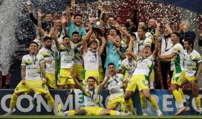 Jugadores de Defensa y Justicia celebrando el título.