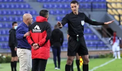 Momento en que Wilmar Roldán llama la atención al gerente del Deportivo Pasto, Alberto Santacruz. 