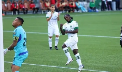 Yimmi Chará celebra uno de sus goles. 