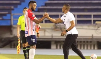 El DT Luis Amaranto Perea celebrando el primer gol con Miguel Ángel Borja.