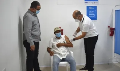 Alcalde Roberto Celedón acompañó la vacunación.