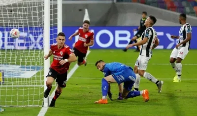 Una de las celebraciones de Rafael Santos Borré.