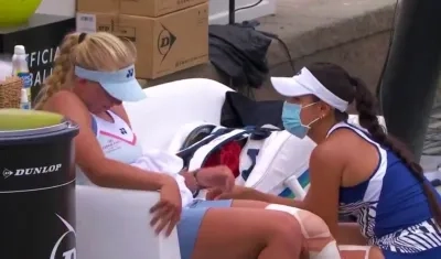 María Camila Osorio consuela a Clara Tauson. 