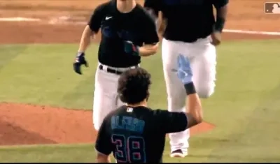 Jorge Alfaro felicitado por sus compañeros tras conectar el doblete.