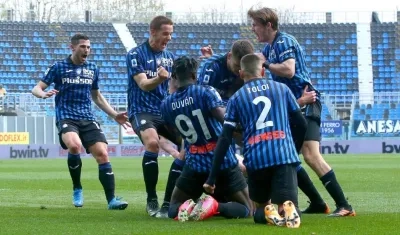 Jugadores del Atalanta celebran el gol del triunfo. 