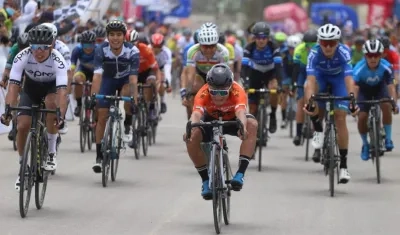 Luis Carlos Chía se impone en la meta. 