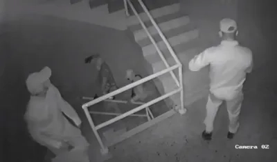Delincuentes ingresan a robar al Centro Comercial Country Plaza