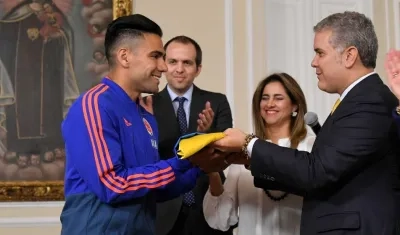 Iván Duque, presidente de Colombia, entrega en el pasado el pabellón nacional al jugador Falcao García.