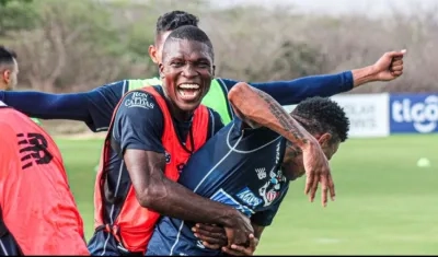 Jugadores del Junior durante el entrenamiento de hoy.