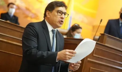 El Representante Álvaro Hernán Prado leyendo su renuncia en plenaria.
