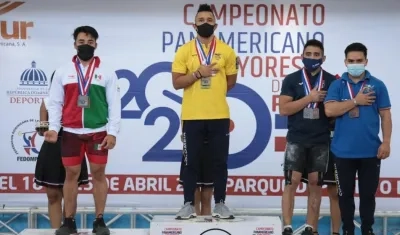 Luis Mosquera con una de las medallas de oro. 