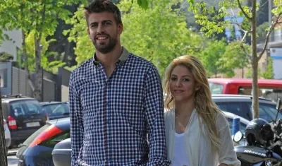 Shakira y su pareja Gerard Piqué, por las calles de Barcelona. 