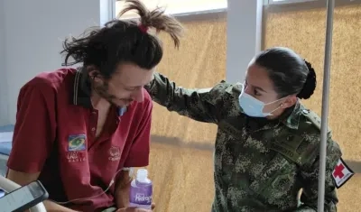 Daniel Florián Waldhauser mientras es atendido por personal médico.