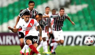 De tiro penal, Gonzalo Montiel abriendo el marcador para River Plate.