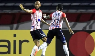 Freddy Hinestroza celebrando su gol con Fabián Viáfara.