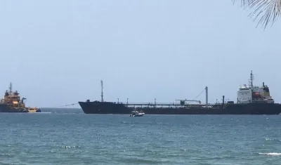 El zarpe asistido por un remolcador.