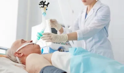 Médico atiende a una persona afectada por Covid-19. 