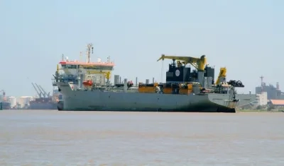 La draga 'Bartolomeu Dias', en el más reciente trabajo en el puerto de Barranquilla.