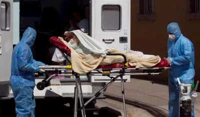 Paramédicos ingresan a pacientes de Covid-19 a un hospital latinoamericano.