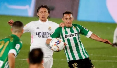 Luka Modric lucha por el control de la pelota. 