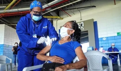 Vacunación a docentes en el Édgar Rentería.