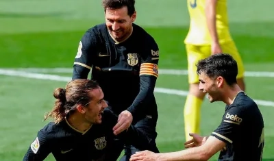 Antoine Griezmann y el delantero argentino del Barcelona Leo Messi, celebran un gol. 