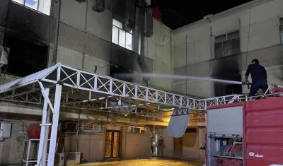 Bomberos sofocan las llamas originadas en un hospital de Iraq.