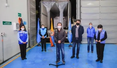 Autoridades de salud en Colombia recibieron las vacunas de AstraZeneca llegadas por el mecanismo Covax.