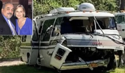 Willie Colón, su esposa Julia y el vehículo en el que se movilizaban.