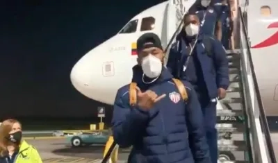 Jugadores del Junior a su llegada a Buenos Aires.