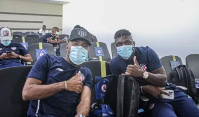 Jugadores del Junior al iniciar el viaje hacia Argentina.