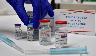 Imagen de las cuatro vacunas disponibles en un punto de vacunación masiva ubicado en el Palacio de los Juegos del Mediterráneo de Almería, España.