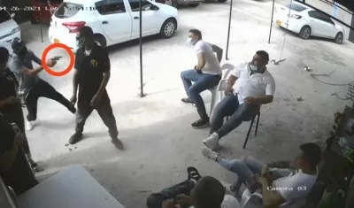 Momentos del atentado criminal al comerciante de autos.