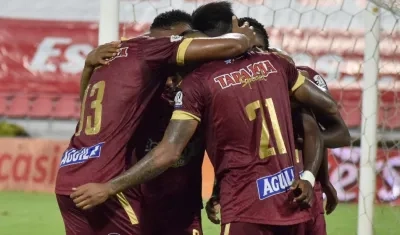 Jugadores del Deportes Tolima celebran un gol. 