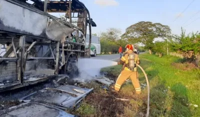 Bus que se incendió, al parecer, por fallas eléctricas.