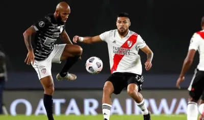 Freddy Hinestroza controlando el balón ante la marca de Paulo Díaz.