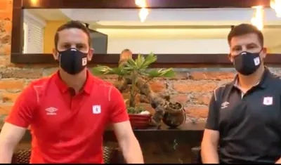 Mauricio Romero, presidente ejecutivo del América y el extécnico Juan Cruz Real.