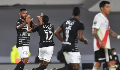 Miguel Ángel Borja celebra su gol con Gabriel Fuentes. 