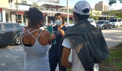 Diálogo con una de las madres en la vía pública.
