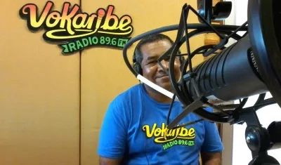 Octavio González Maury, frente al micrófono en Vokaribe Radio.