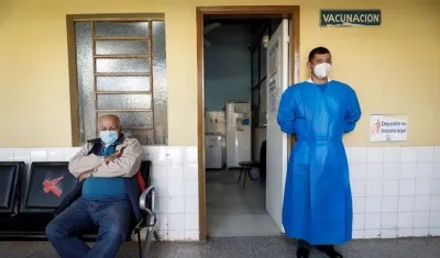Un adulto mayor espera hoy su turno para vacunarse contra el Covid-19.