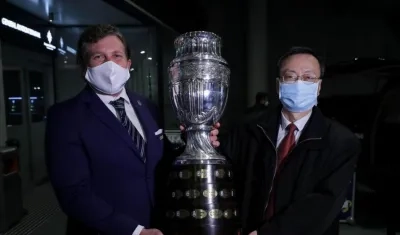 Alejandro Domínguez, presidente de la Conmebol, y Wang Gang, embajador de China en Uruguay.