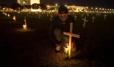 En muchas regiones del mundo se ha recurrido a las fosas comunes para sepultar a las víctimas.