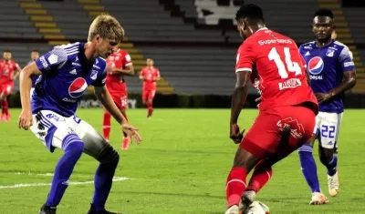 Andrés Llinás (Millonarios) enfrentando la marca de Aldair Rodríguez (América).