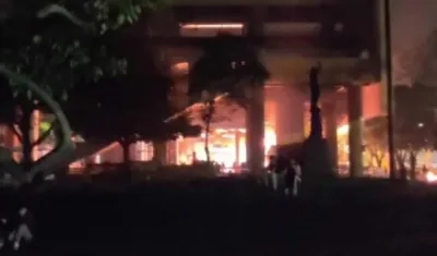 El fuego consumiendo las instalaciones de la Gobernación de Risaralda.