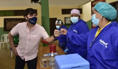 El Alcalde Jaime Pumarejo con el personal encargado del punto de vacunación.