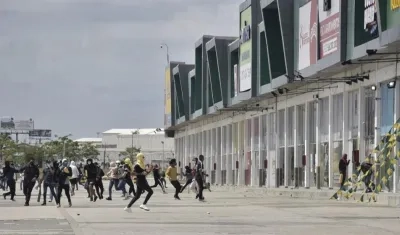 Los destrozos en almacenes de la Circunvalar.