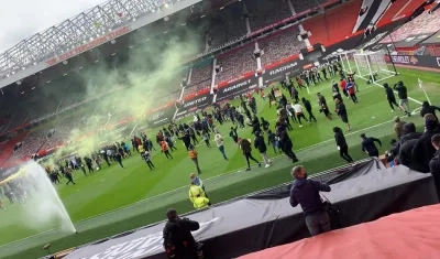 Hinchas del Manchester United invaden la cancha del Old Trafford. 