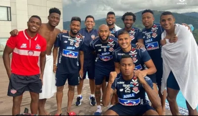 Jugadores del Junior tras la clasificación a semifinales.