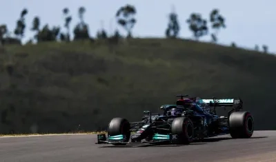 Lewis Hamilton a bordo de su monoplaza. 